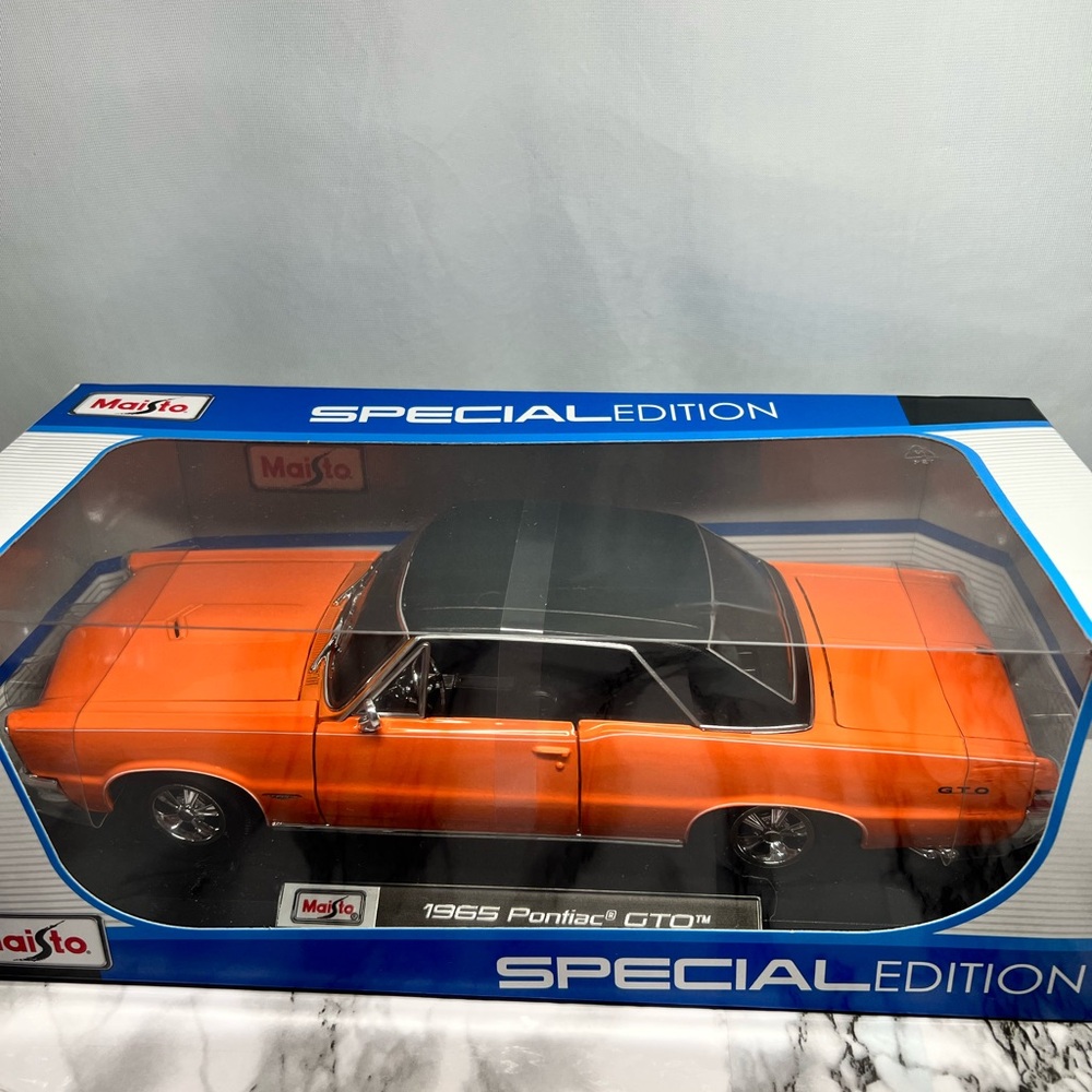 Maisto 1965 Pontiac GTO Model Car Vibrant Orange Black top